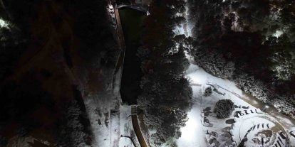 Uşak’ta mevsimin ilk karı yağdı: Beyaza bürünen kent böyle görüntülendi