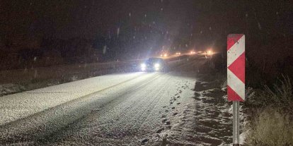 Burdur’da kar yağışı nedeniyle birçok araç yola kaldı