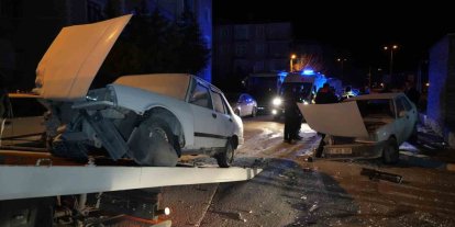 Kafa kafaya çarpışan iki Tofaş otomobil hurdaya döndü: 3 yaralı