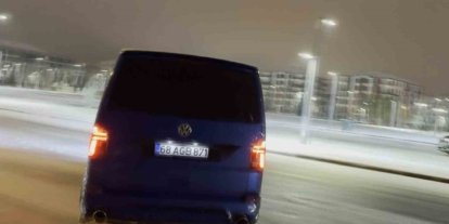 Karlı yolda drift atan sürücülerin tehlikeli anları kamerada