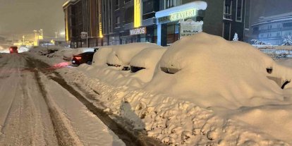 Safranbolu’da araçlar kar altında adeta kayboldu