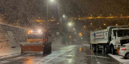 Kayseri’de gece saatlerinde başlayan kar yağışı kenti beyaza bürüdü