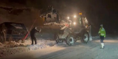 Kara saplanan otomobildeki 3 kişi kurtarıldı