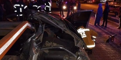 Otomobil park halindeki tırın dorsesine çarptı: 1 ölü 1 yaralı