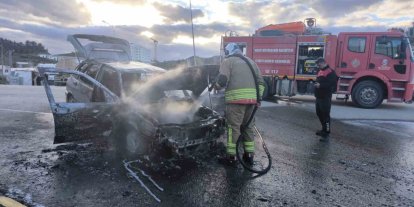 Seyir halindeyken yanmaya başlayan otomobil alevlere teslim oldu