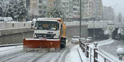 Büyükşehir Belediyesi tuzlama ve kar küreme çalışması yürütüyor