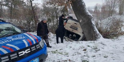 Domaniç’te gizli buzlanma kazaya sebep oldu, minibüs şarampole yuvarlandı