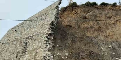 Rize’de istinat duvarı çöktü