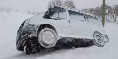Siirt’te yolda kalan araç ve ambulans kurtarıldı
