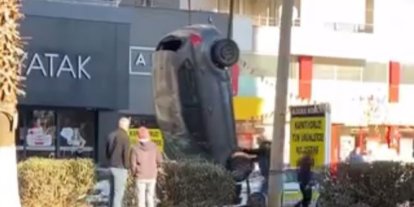 Otomobilin takla atıp ters döndüğü anlar kameraya yansıdı