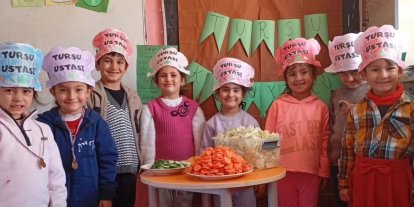 Diyadin’de minik ellerle turşu şenliği