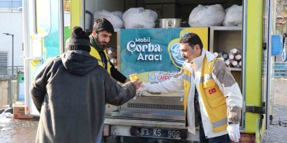 Karlı havada sıcak çorba ikramı