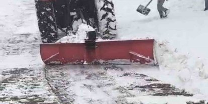 Mazıdağı’nda traktörlerin arkasına bağlanan aparatlarla kar temizleme çalışması yaptılar