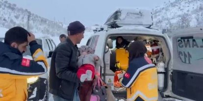 Böbrek rahatsızlığı olan 3 yaşındaki çocuk ambulansa ulaştırıldı