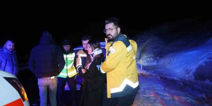 Kontrolden çıkan otomobil kayaya çarparak durabildi