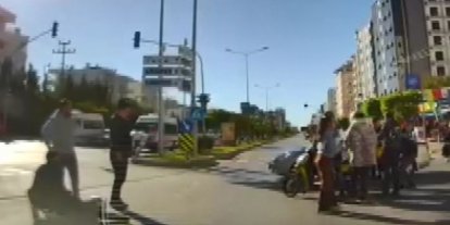 O anlar kamerada: Kırmızı ışıkta geçen otomobil motosikletliye çarptı