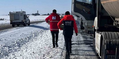 Cizre Kızılay’dan yolda kalan tır şoförlerine sıcak destek