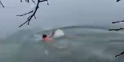 Karlı havada Dicle Nehri’ne daldı