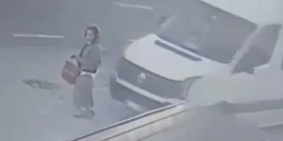 Dolmuş bekleyen kadın minibüsün altında böyle kaldı