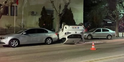 Karaman’da park halindeki araçlara çarpan otomobil ters döndü