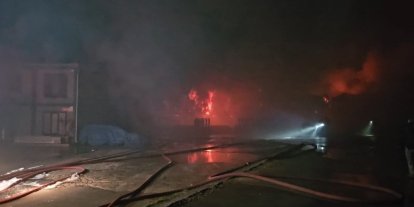 Esenyurt’ta hırdavat fabrikasında başlayan yangın geniş alana sıçradı