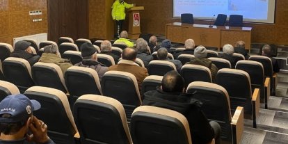 Bayburt’ta okul servis sürücülerine trafik eğitimi verildi