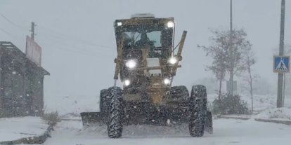 Elazığ’da kar yağışıyla birlikte, belediye ekipleri çalışmalara başladı