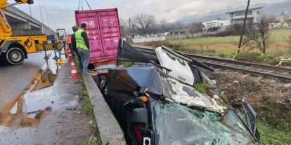 Genç sürücünün hayatını kaybettiği feci kazanın ardından tren yolu açıldı