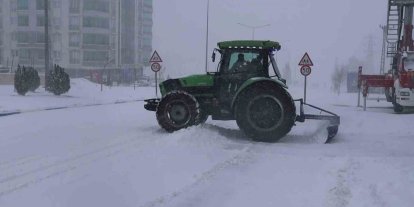 Besni’de yoğun kar yağışı hayatı olumsuz etkiledi
