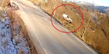 Aracıyla 30 metre yükseklikten uçan sürücü yaralandı