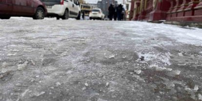 Eskişehir’de kaldırımlar buz pistine döndü