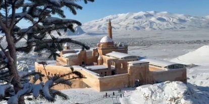 Tarihi İshak Paşa Sarayı’nda kış güzelliği büyülüyor