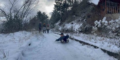 Çocuklar karın tadını poşetlerle kayarak çıkardı