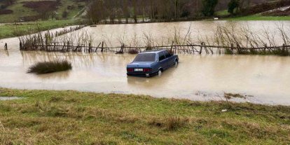 Sinop’ta kontrolden çıkan otomobil su birikintisine düştü