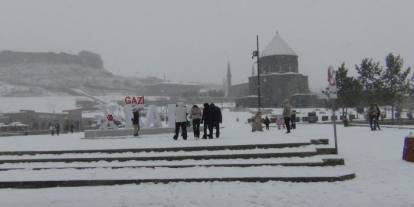 Kars’ta yoğun kar yağışı: Vatandaşlar kar altında halay çekti