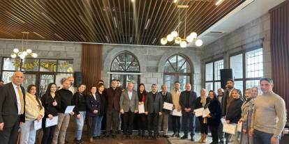 Yeni Üyelere Plaket Verildi