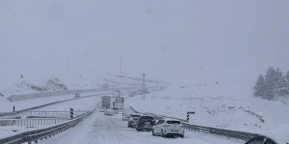 Güneydoğu’da kar esareti: Mardin ve Diyarbakır beyaza büründü, yollar kapandı