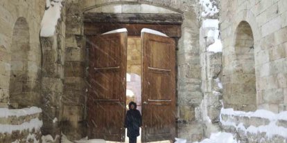 Tarihi meydan "beyaz gelinliğini" giydi