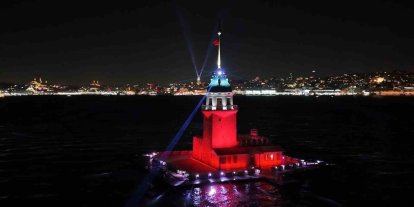 Üsküdar Kız Kulesi’nde yılbaşına özel ışık şovu mest etti