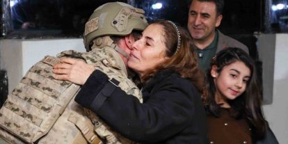 Yılbaşı nöbetinde aile sevinci: Güvenlik kulesinde duygu dolu anlar