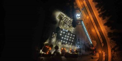 Şehitlikte yılbaşı gecesi: Aileler dualarla yeni yıla girdi