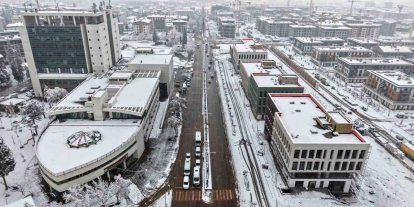 Kahramanmaraş’ta kar sevinci yaşanırken, ekipler de sahada görev yapıyor