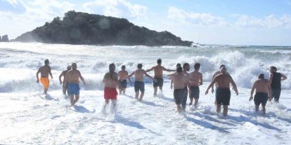 Mersin’de gelenek bozulmadı, yeni yılın ilk gününde denize girdiler