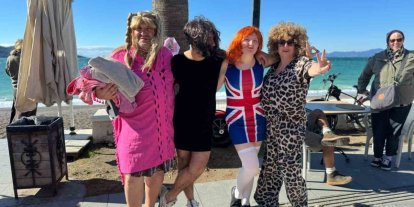 Soğuk havaya aldırmadılar, çocuklar ve hayvanlar için denize girdiler