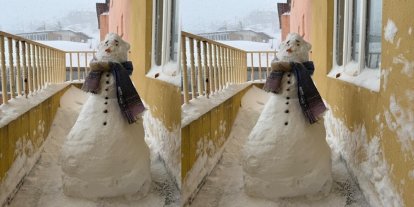 Sağlıkçılardan balkonda kardan adam