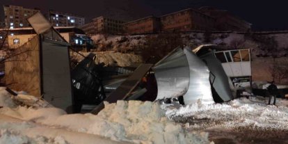 Sason’da yoğun kar yağışı nedeniyle iş yerinin çatısı çöktü