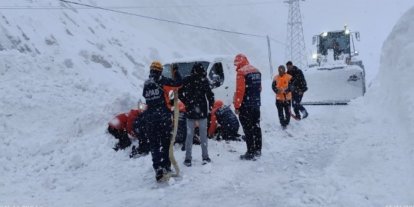 Hakkari’de çığ altında kalan araçtaki 2 kişi kurtarıldı