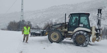 Çemişgezek’te karla kaplı yol açıldı, ekipler hasta inek için seferber oldu