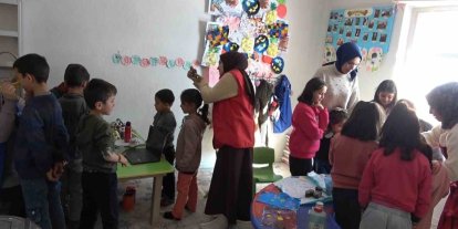 Köy çocukları, gençlik merkezi gönüllüleriyle doyasıya eğlendi