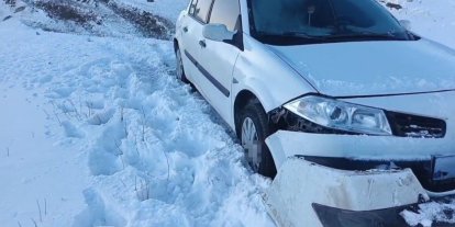 Başkale’de otomobil şarampole düştü